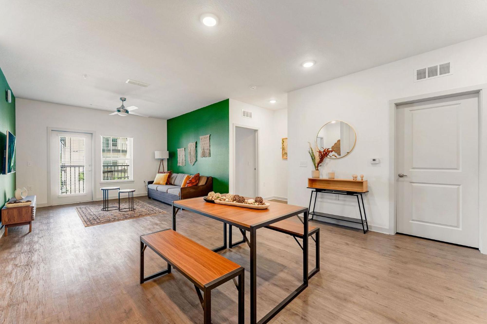 Complete Cozy 2bed 10 Min To Parks Allows Pet, Resort-style Amenities