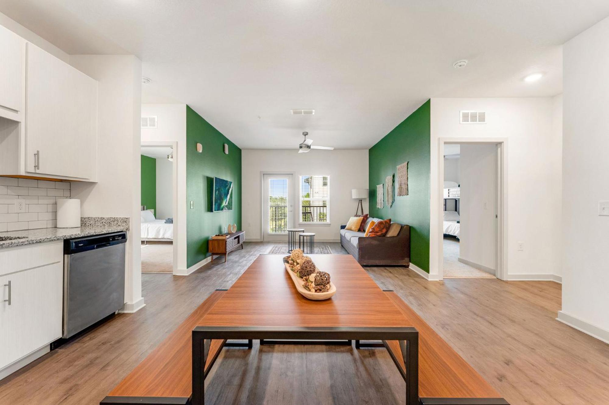 Apartment Complete Cozy 2bed 10 Min To Parks Allows Pet, Resort-style Amenities